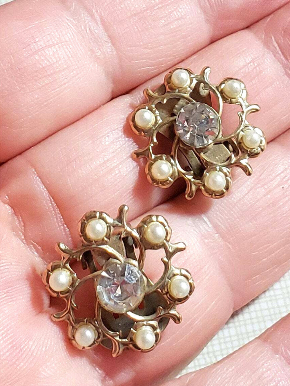Vintage Clip On Earrings Rhinestones Faux Pearls Gold-tone White  Flowers wc- - Picture 5 of 6
